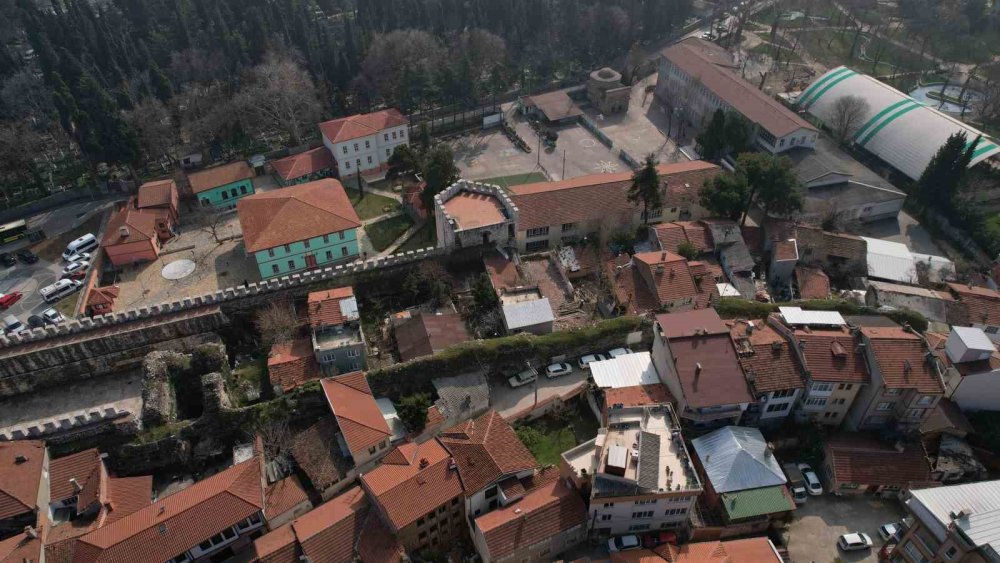 Tarihi surları 'kendileri yapmış gibi' kullanıyorlar
