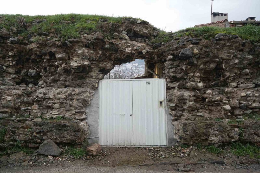 Tarihi surları 'kendileri yapmış gibi' kullanıyorlar