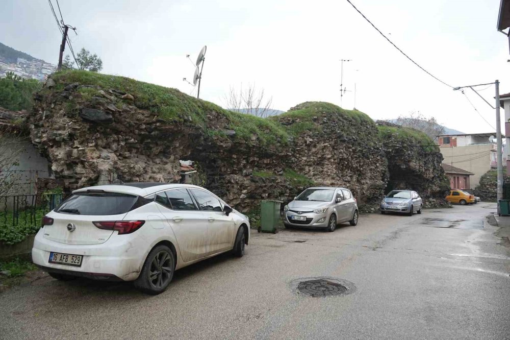 Tarihi surları 'kendileri yapmış gibi' kullanıyorlar