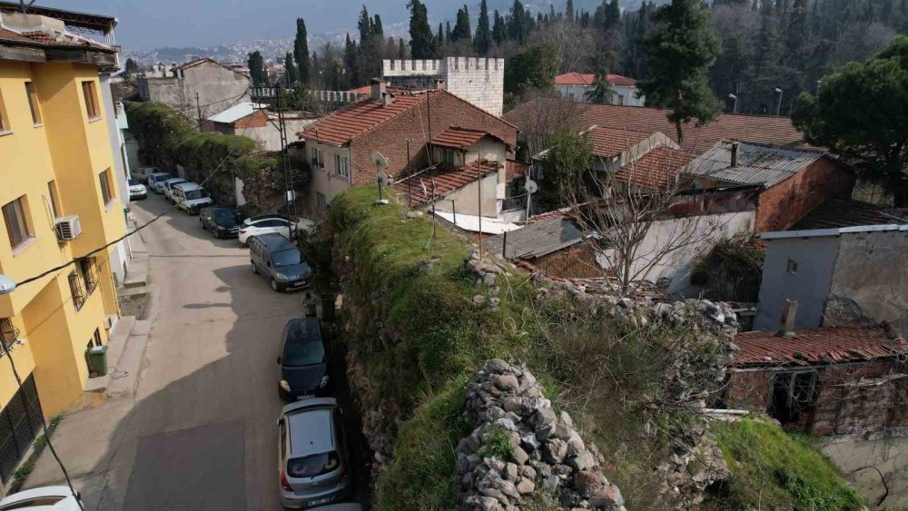 Tarihi surları 'kendileri yapmış gibi' kullanıyorlar