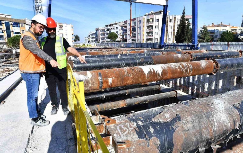 İzmir Büyükşehir'in kendi imkanlarıyla sürdürdüğü metro inşaatı yüzde 50 seviyesinde