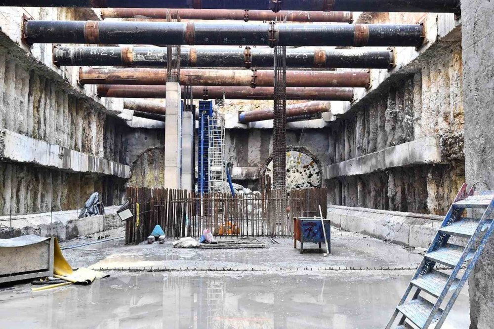 İzmir Büyükşehir'in kendi imkanlarıyla sürdürdüğü metro inşaatı yüzde 50 seviyesinde