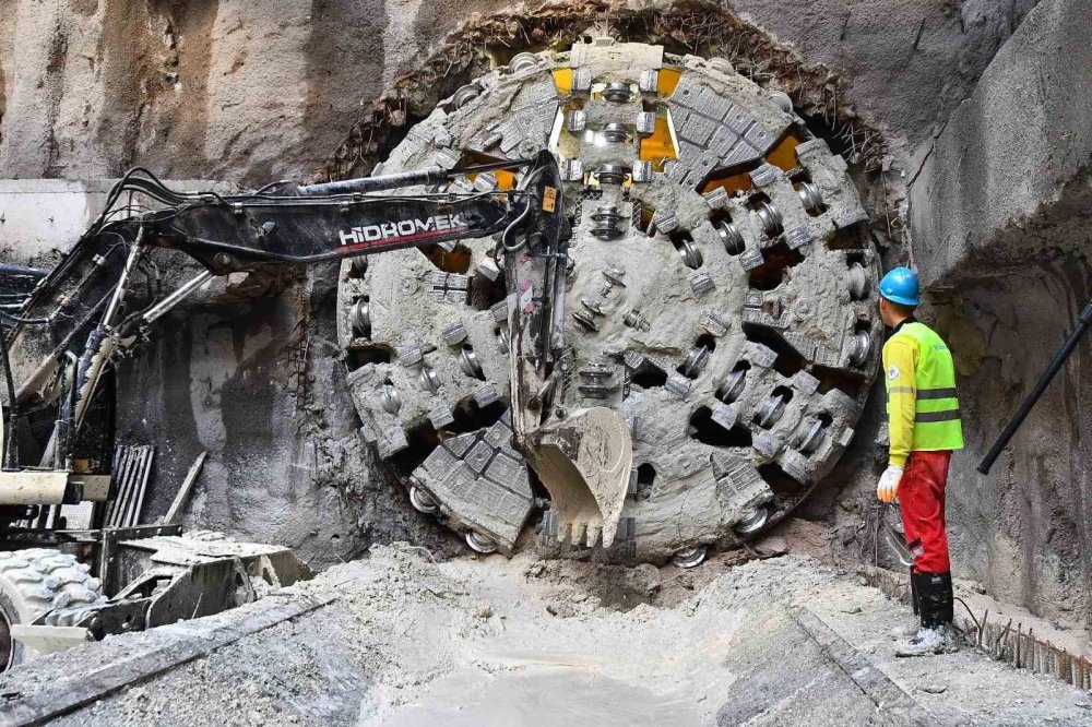 İzmir Büyükşehir'in kendi imkanlarıyla sürdürdüğü metro inşaatı yüzde 50 seviyesinde