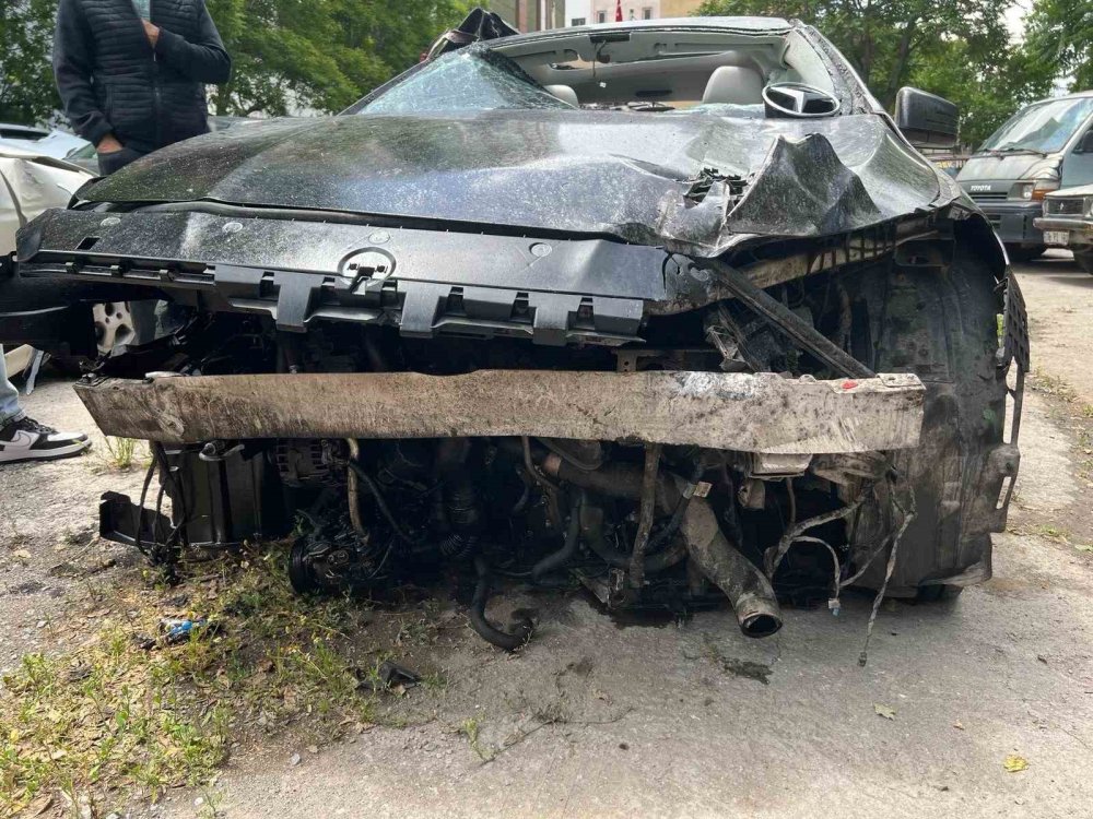 Servise bıraktığı aracı kaza yapıp pert oldu