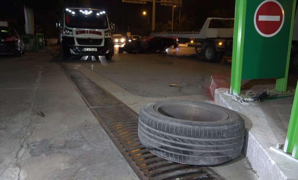 Galeriden düz aldığı otomobil ters döndü