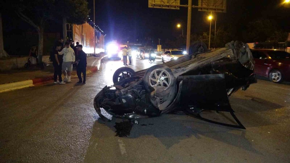 Galeriden düz aldığı otomobil ters döndü