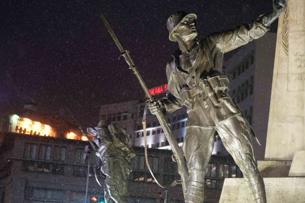 Ankara bir başka boyutta: Dün 20 derece bugün kara teslim