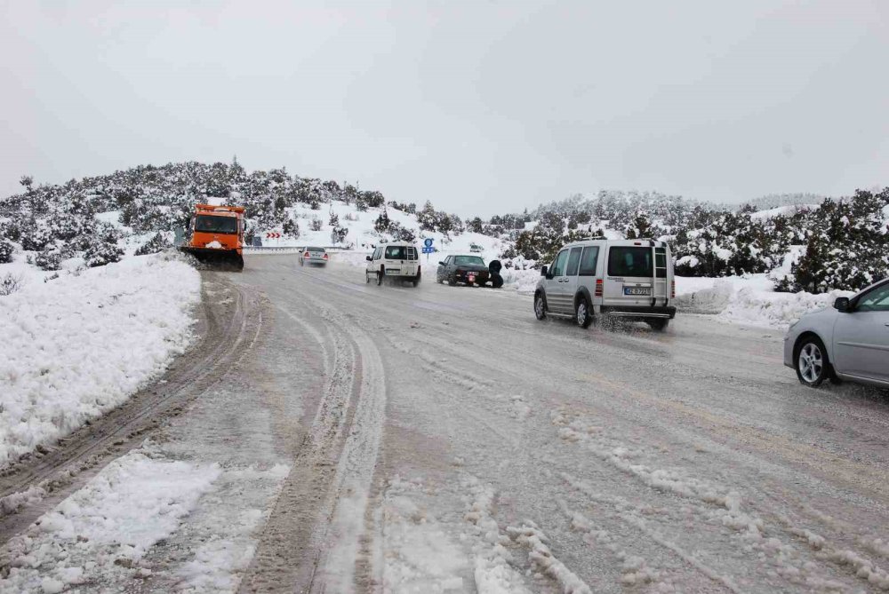 Antalya-Konya kara yolunda kar kalınlığı 20 santime ulaştı