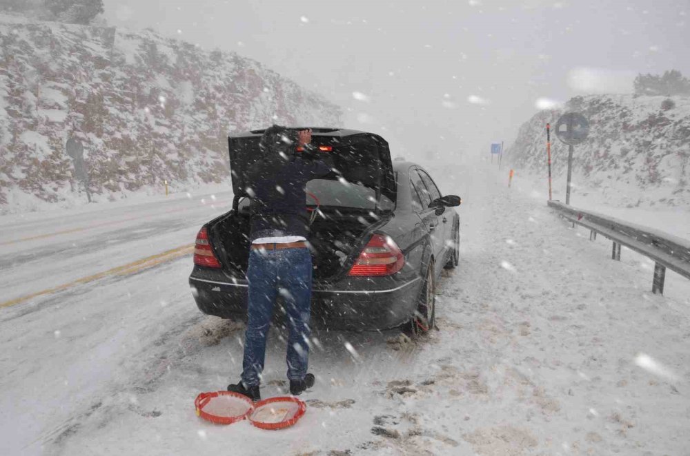 Antalya-Konya kara yolunda kar kalınlığı 20 santime ulaştı