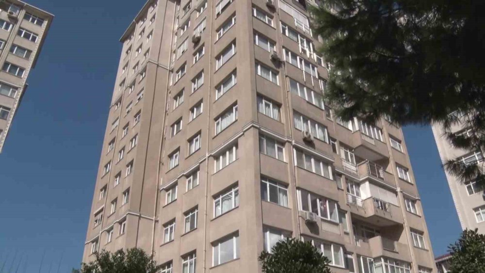 Skandal olay: Asansöre tuvaletini yaparken kameraya yakalandı
