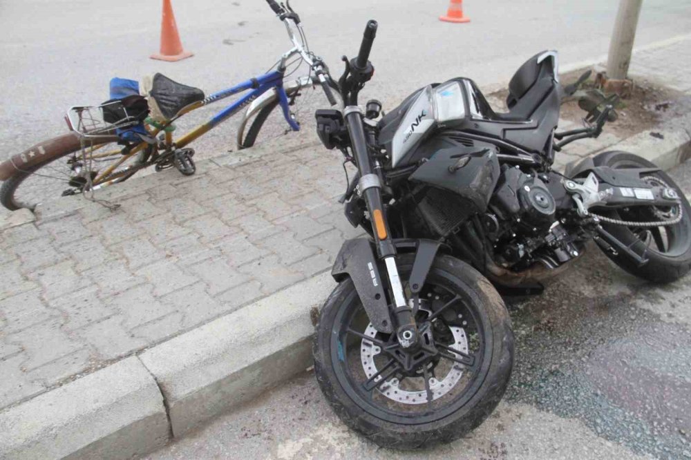 Motosiklet ile Bisiklet Çarpıştı, Yaşlı Adam Hayatını Kaybetti