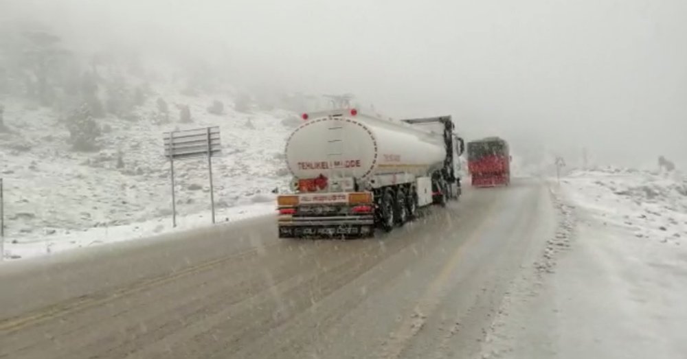 Nisan karı Antalya-Konya yolunu beyaza bürüdü