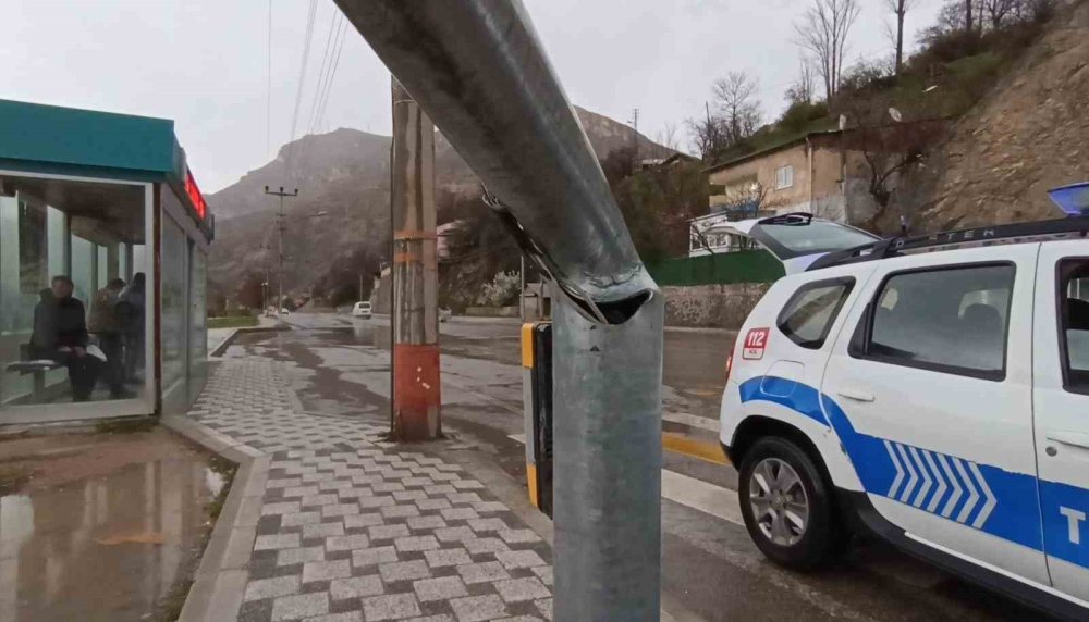 Şiddetli Fırtına Trafik Işıklarını Devirdi, Arı Kovanları Telef Oldu