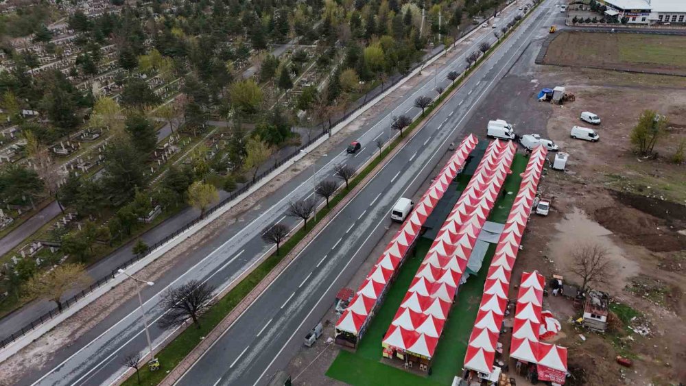 Caddenin bir yanı mezarlık, diğer yanı şenlik: Esnaf tepkili