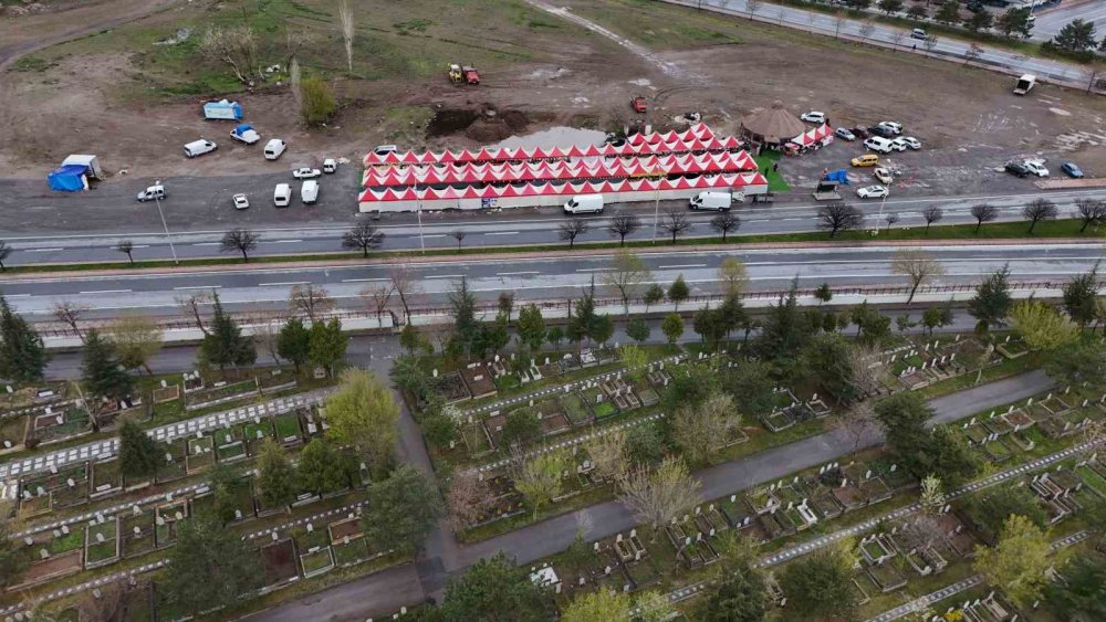 Caddenin bir yanı mezarlık, diğer yanı şenlik: Esnaf tepkili