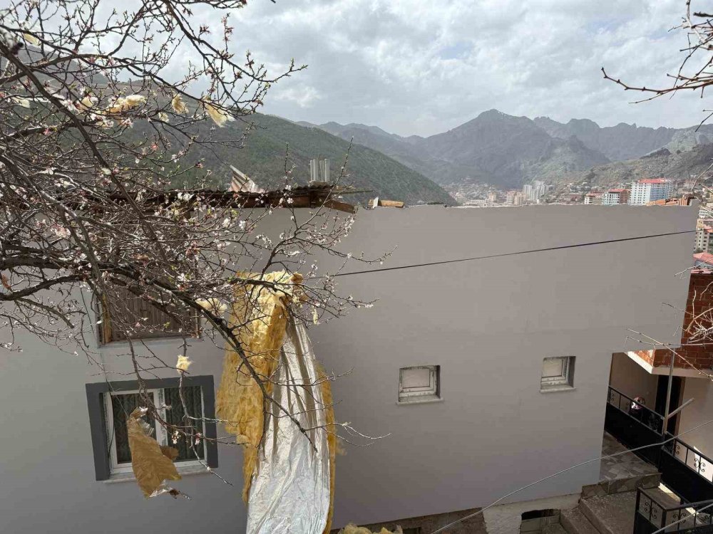 Fırtına nedeniyle 20 ev çatısız kaldı