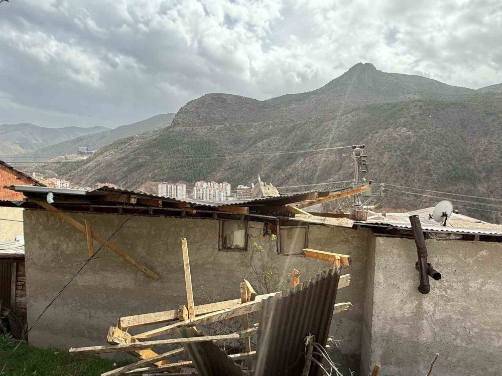 Fırtına nedeniyle 20 ev çatısız kaldı