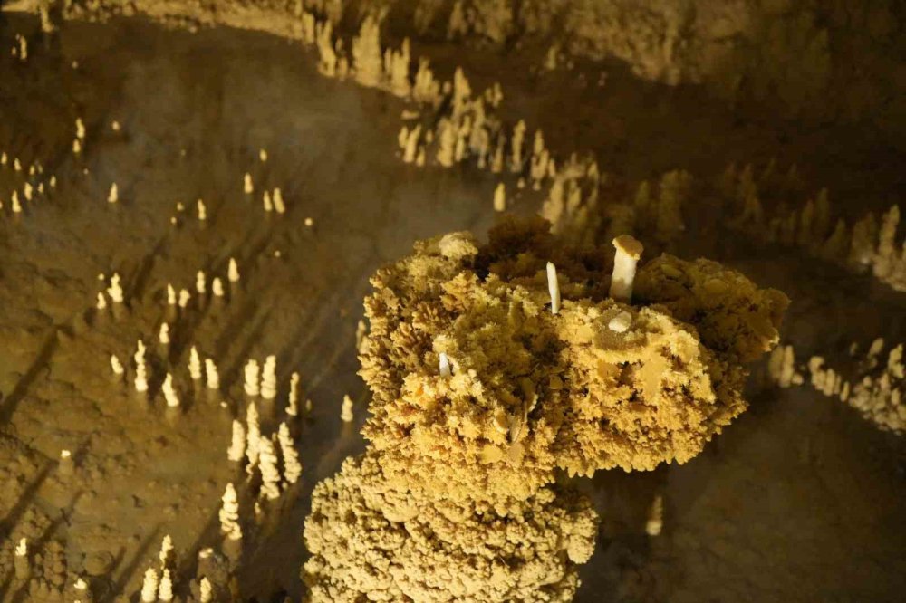 Yer altında soluk kesen güzellik: Karaca Mağarası yenilenen yüzüyle açıldı