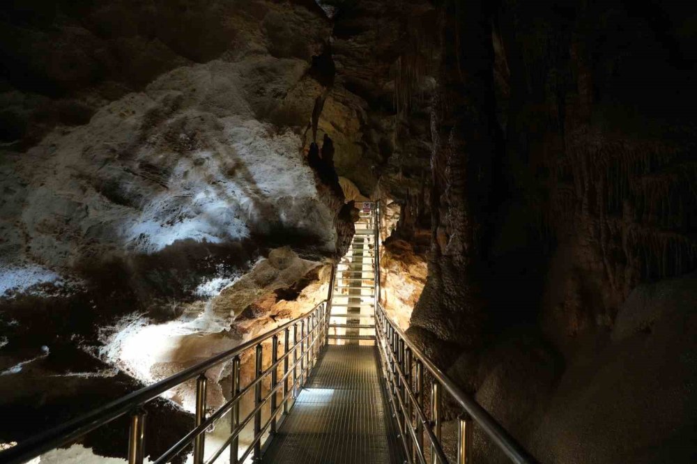 Yer altında soluk kesen güzellik: Karaca Mağarası yenilenen yüzüyle açıldı