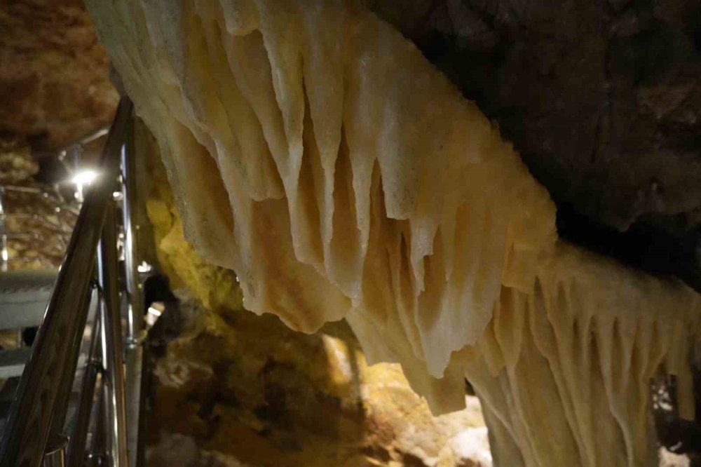 Yer altında soluk kesen güzellik: Karaca Mağarası yenilenen yüzüyle açıldı