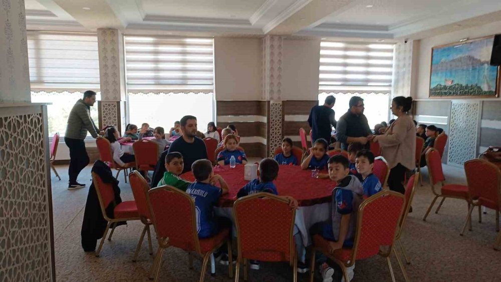 Geleneksel çocuk oyunları turnuvası heyecanı