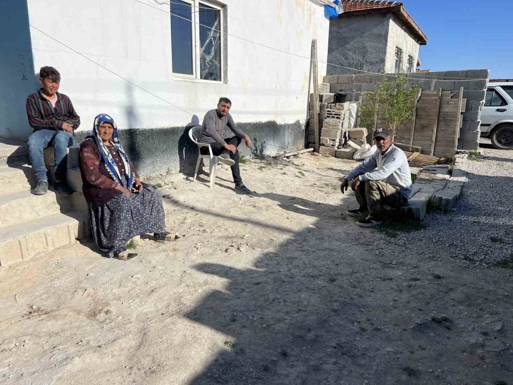 Hayatta olan gencin selası okundu, mahalle karıştı