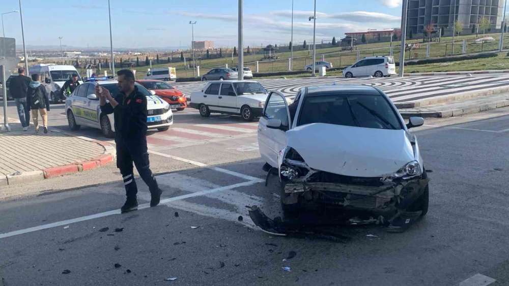 Karaman'da köprülü kavşakta iki otomobil çarpıştı: 1 kişi yaralandı