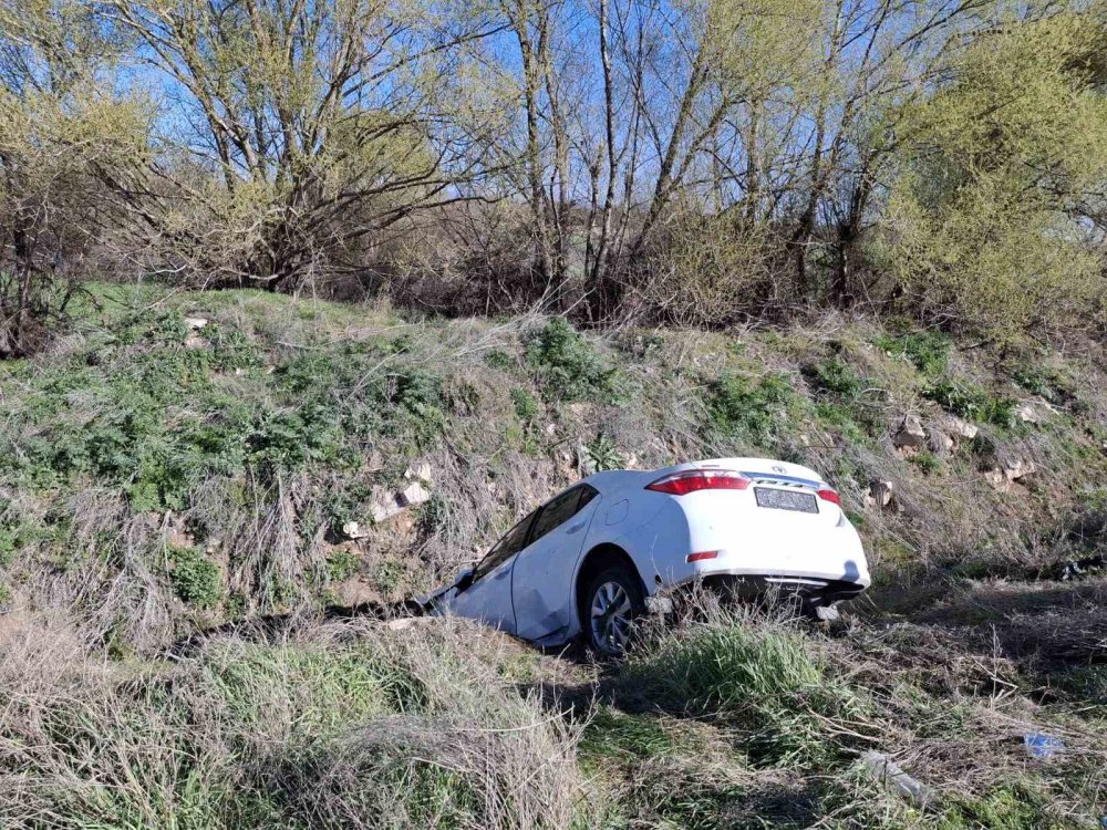 Kontrolden çıkan otomobil dere yatağına uçtu: 2 yaralı