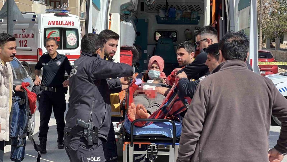 Yer: Karatay! Çocuğunun yanında önce karısını sonra kendini bıçakladı