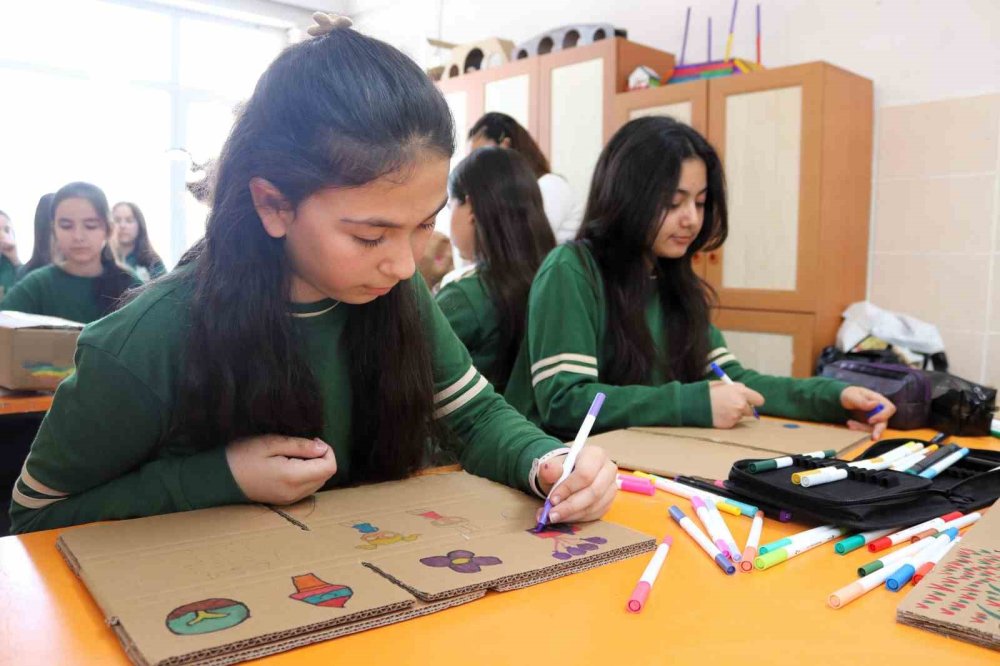 Atık borulardaki keçelerden tahta silgisi yaptılar