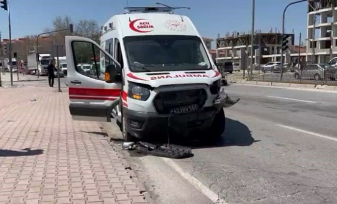 Konya’da hasta taşıyan ambulans kazaya karıştı