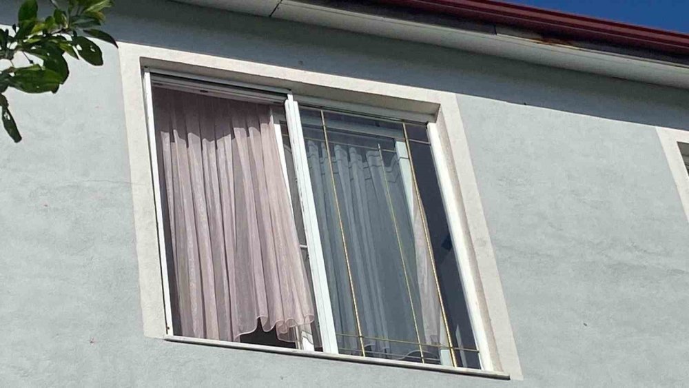 Pencere kenarında yoğurt yerken 3 kattan düştü