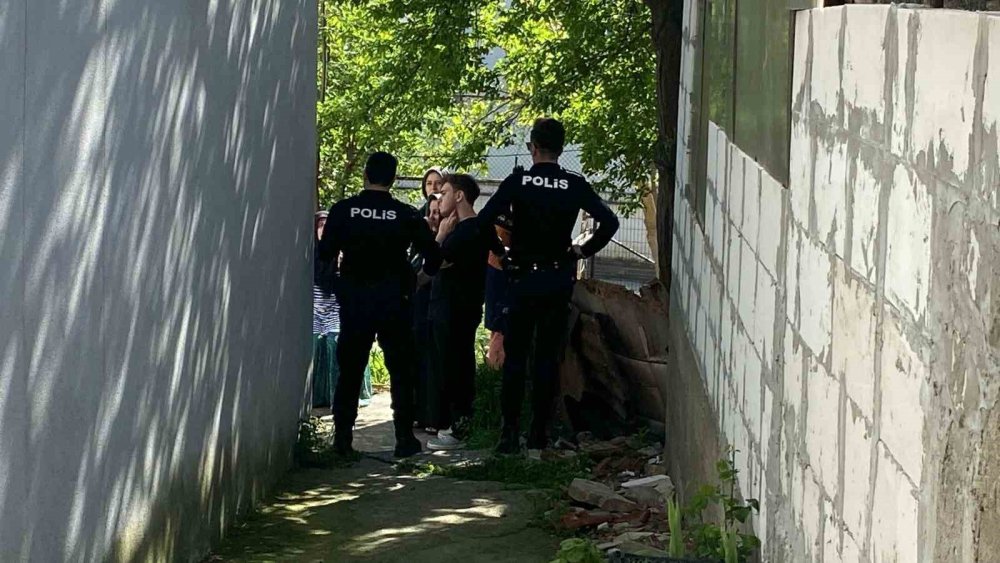 Pencere kenarında yoğurt yerken 3 kattan düştü