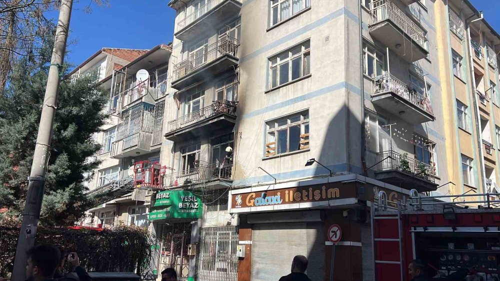 Yangında mahsur kalanların, balkondan atlayarak kurtulduğu anlar kamerada