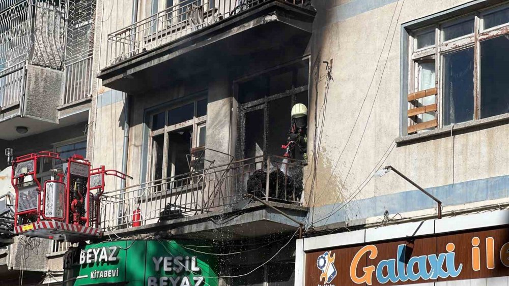 Yangında mahsur kalanların, balkondan atlayarak kurtulduğu anlar kamerada