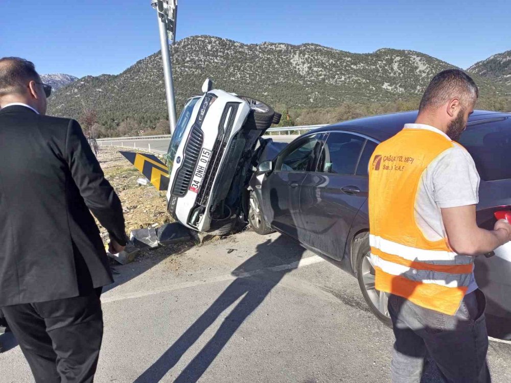Antalya-Konya yolu İbradı Kavşağı'nda kaza: 2 yaralı