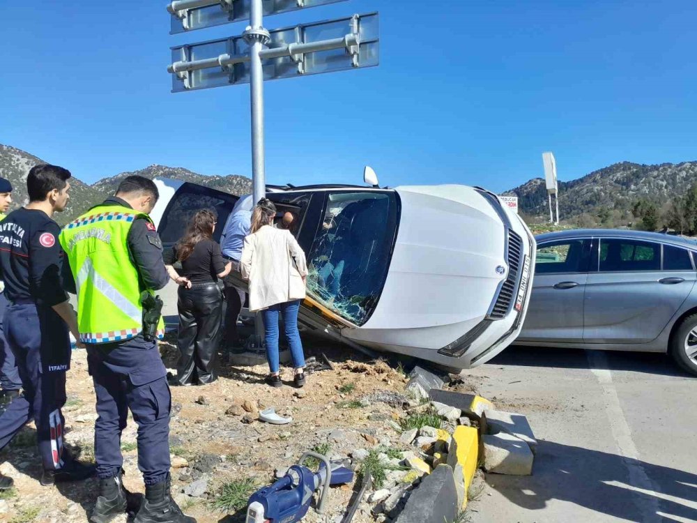 Antalya-Konya yolu İbradı Kavşağı'nda kaza: 2 yaralı