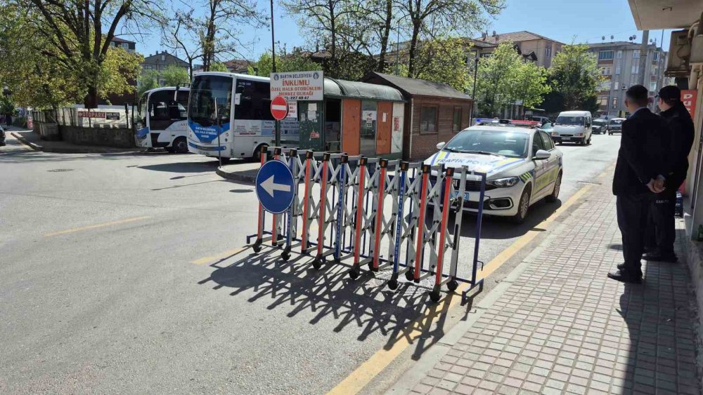 Araç trafiğine kapatılan yolda boylu boyunca yattı