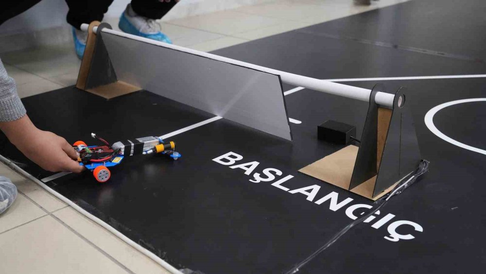 Robot yarışmasının şampiyonu HızlıBİST oldu