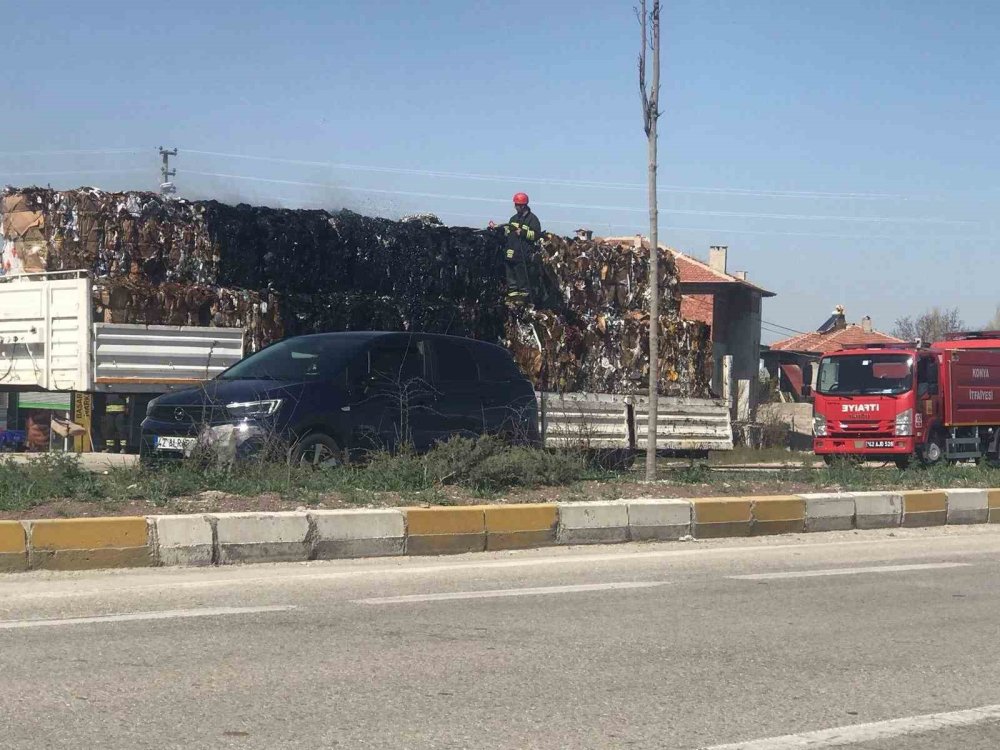 Hurda kağıt taşıyan tırın dorsesinde yangın