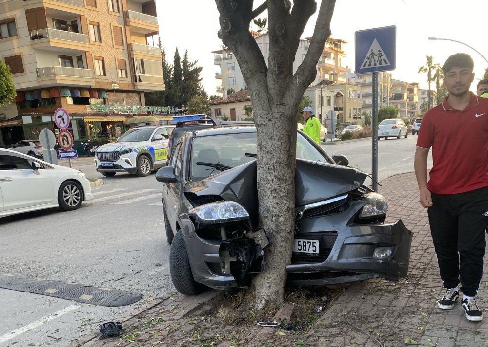 Otomobille ağaca çarptı, araçtaki yaralıları bırakıp kaçtı