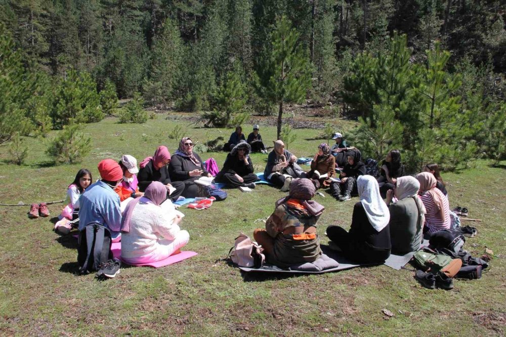 Kadınlar ve Çocuklar Kitaplarla Doğada Buluştu