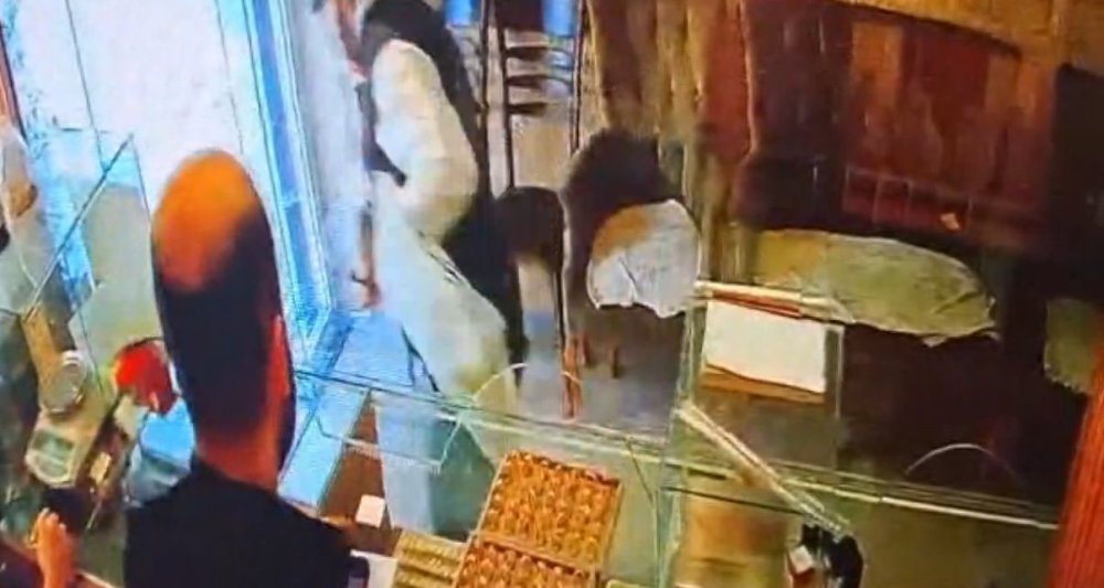 570 bin TL’lik külçe altının çalınma anı kamerada