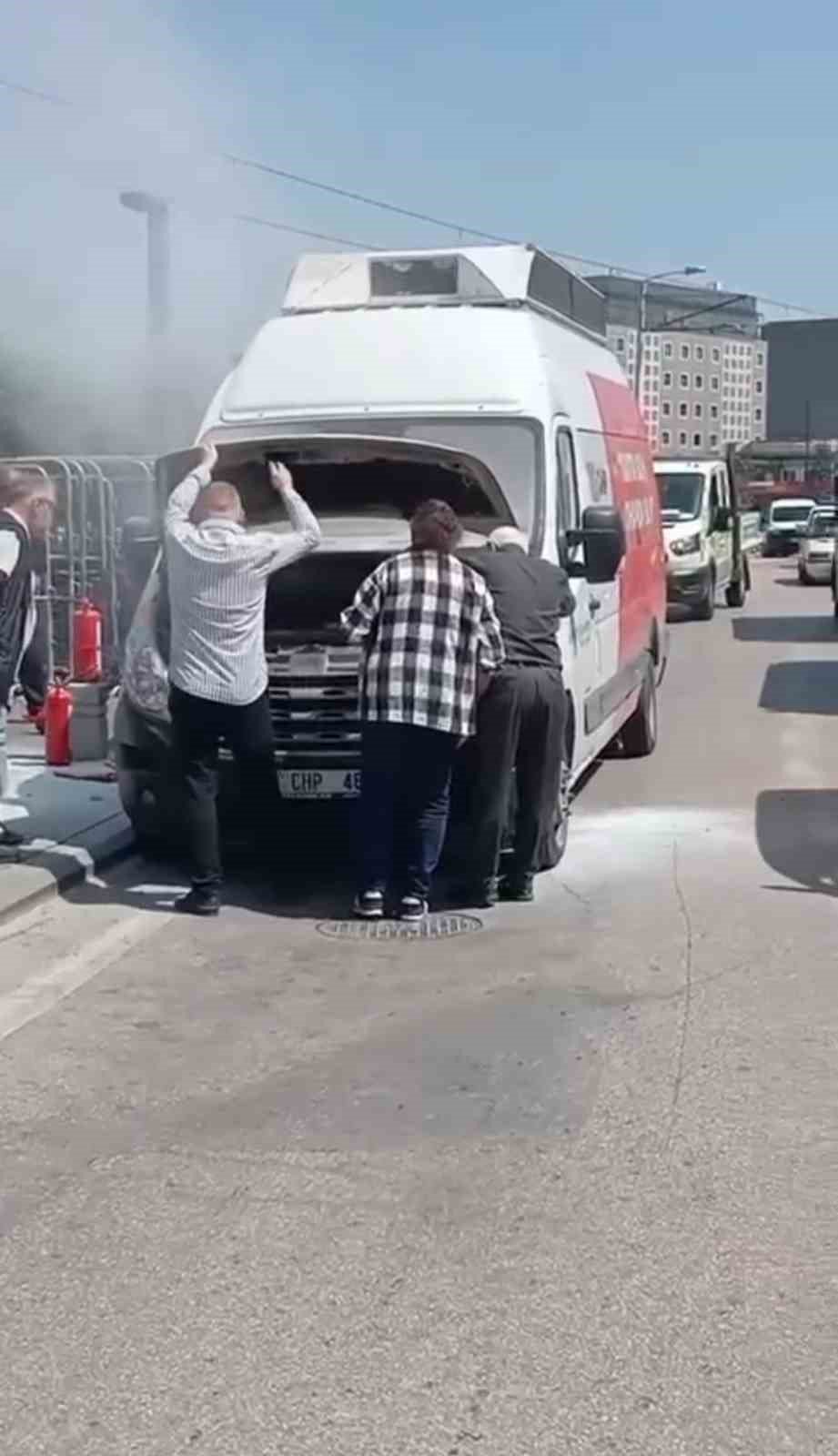 CHP'nin seçim aracı alev alev yandı
