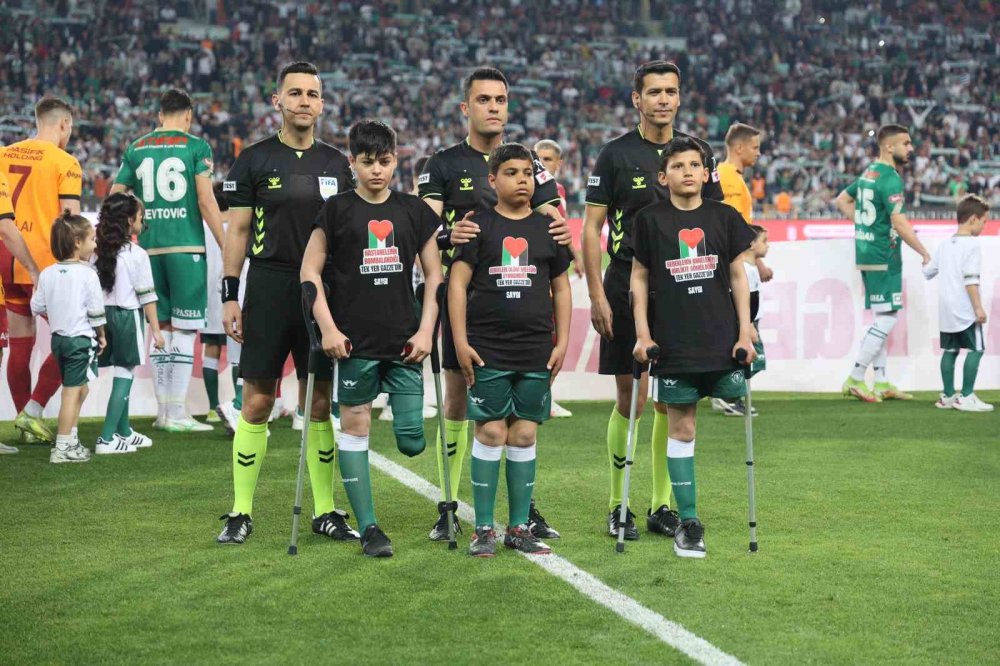 Konyaspor seremoniye Gazzeli çocuklarla çıktı