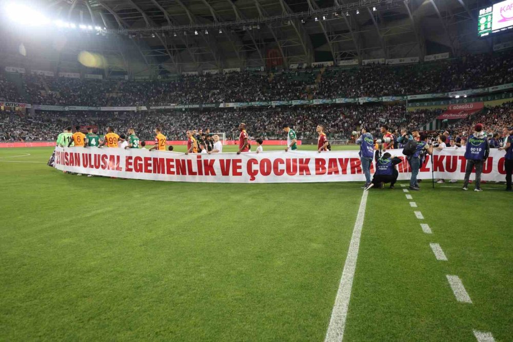 Konyaspor seremoniye Gazzeli çocuklarla çıktı