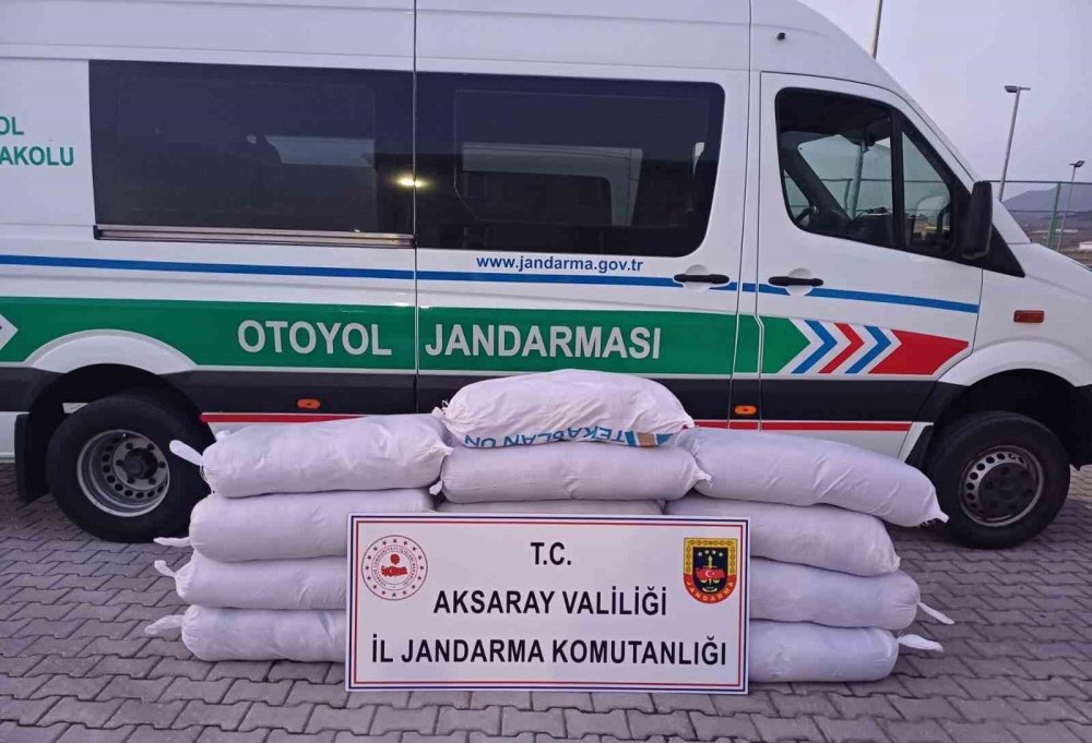 Üç yolcu otobüsünde 1 ton kaçak tütün çıktı