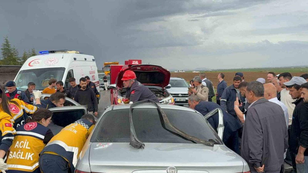 Bolvadin'de tırla çarpışan otomobil kağıt gibi ezildi: 1 ölü
