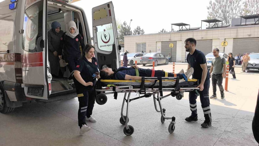 Depremden kaçan çocuk merdivenlerden düştü