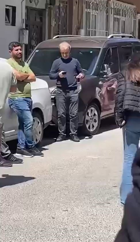 Herkes sağa sola koştururken o çayını yudumladı